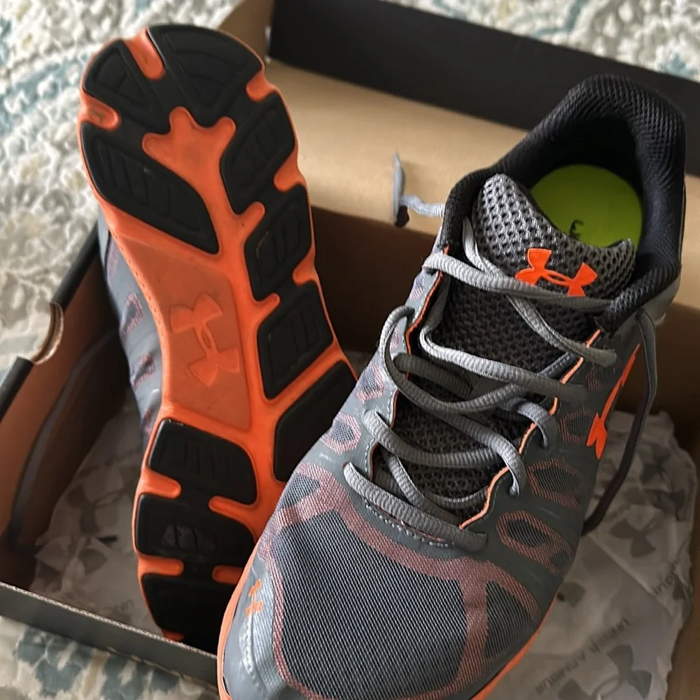 Under armor shoes - Picture 2 of 5